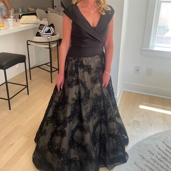 Jovoni Gown - Picture 3 of 4